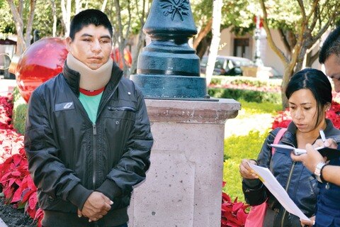 Acusan a policía por una golpiza