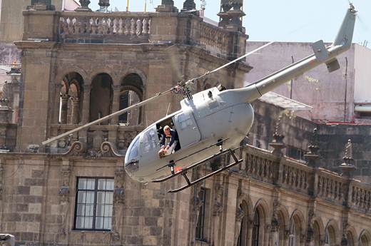 Bond atrapa a los indiscretos