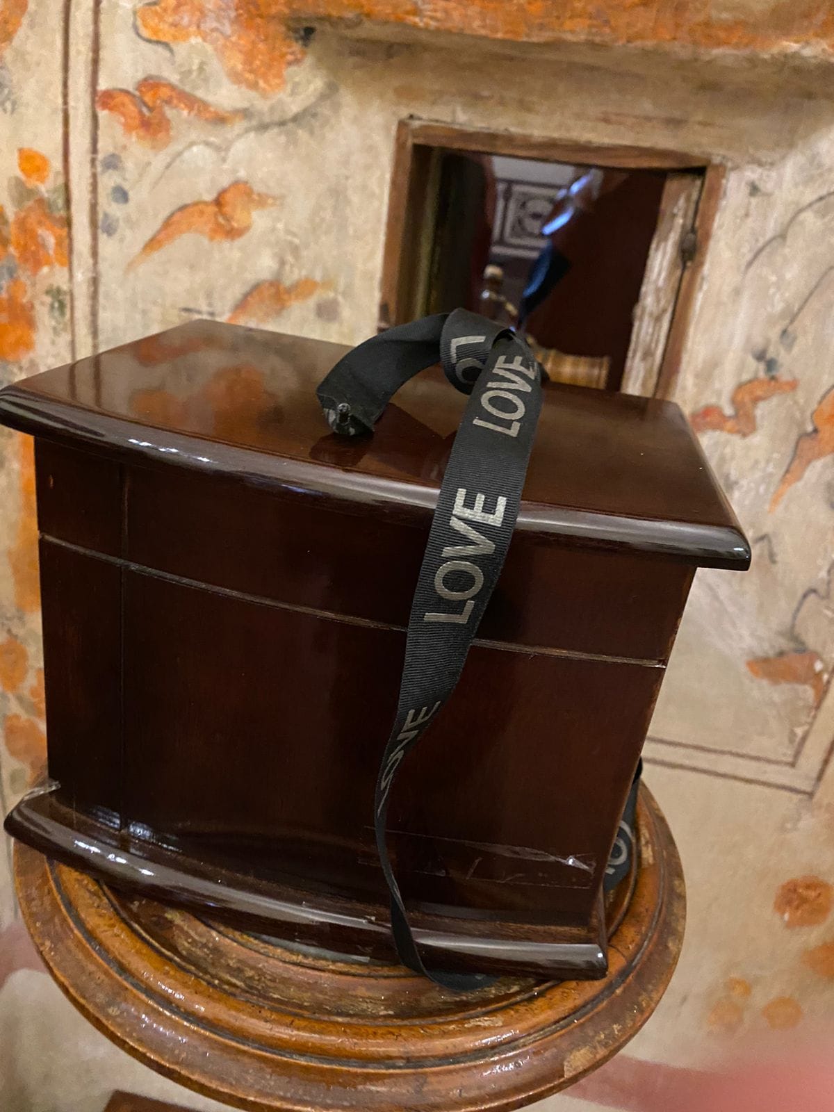 Sacerdotes esperan a persona que abandonó urna con cenizas en un templo de Querétaro