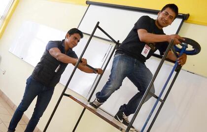 Estudiantes crean carro para tutorar tomate