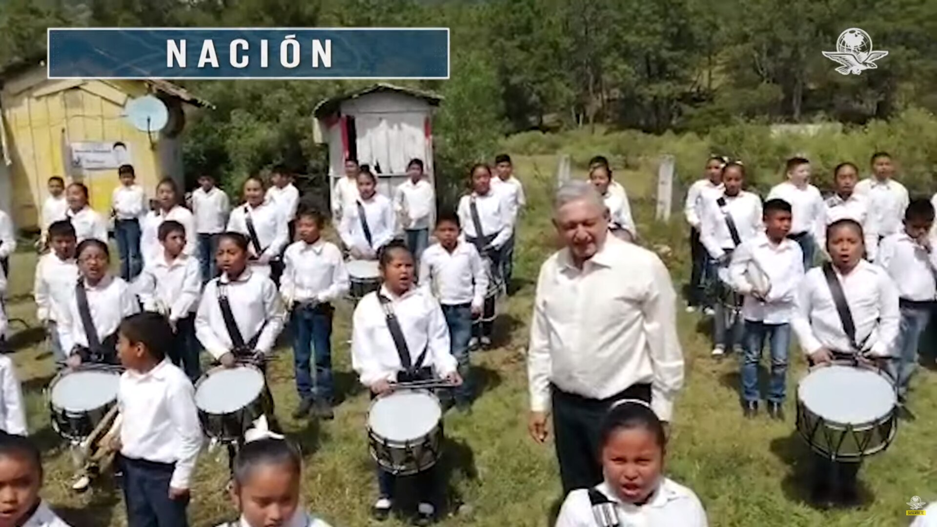 Porras y arengas de niños oaxaqueños a AMLO causan polémica en redes