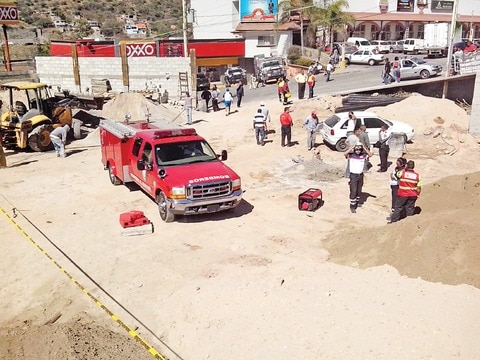 Investigan derrumbe de barda