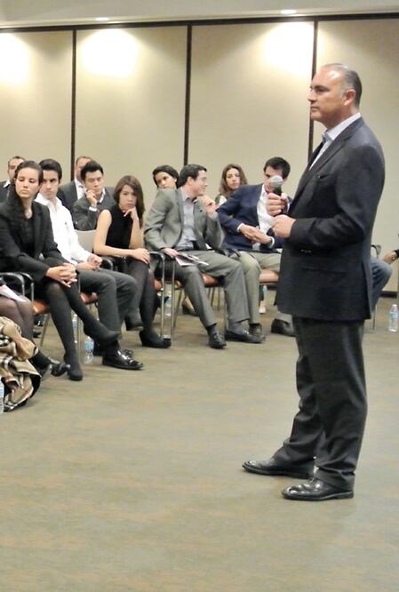 Se reúne JCR con jóvenes en EU