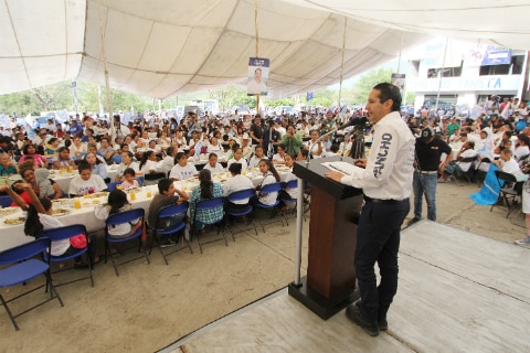 Mujeres lo reciben con porras en Jalpan