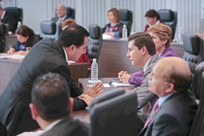 Analizan reducir gastos a diputados