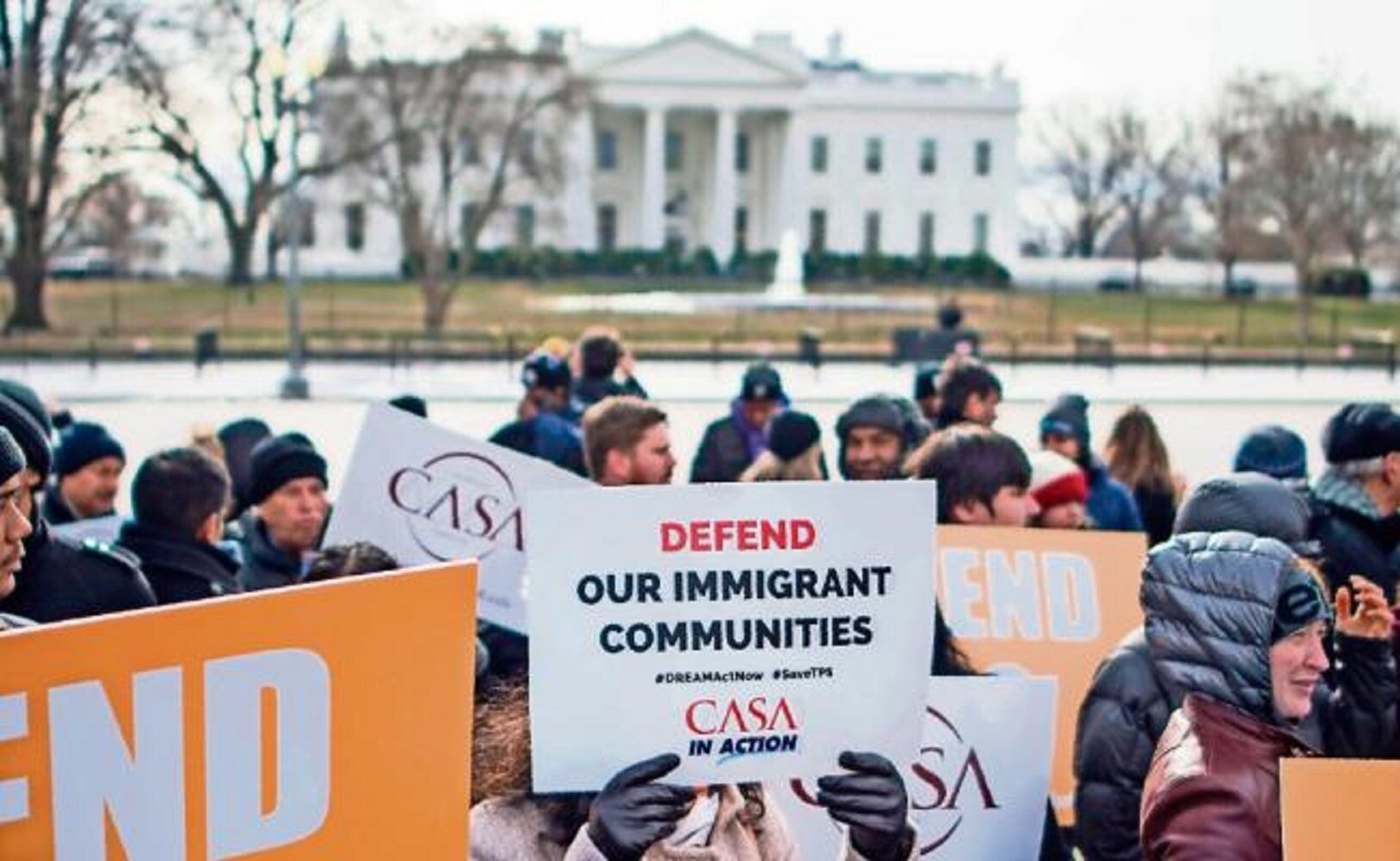 Inmigrantes y activistas protestaron ayer, cerca de la Casa Blanca, contra la decisión del gobierno de Estados Unidos de cancelar el TPS para los salvadoreños ()