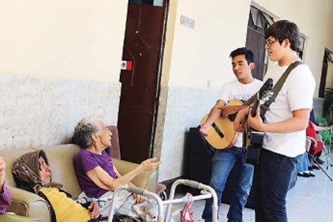 Apoyan a gente de la tercera edad