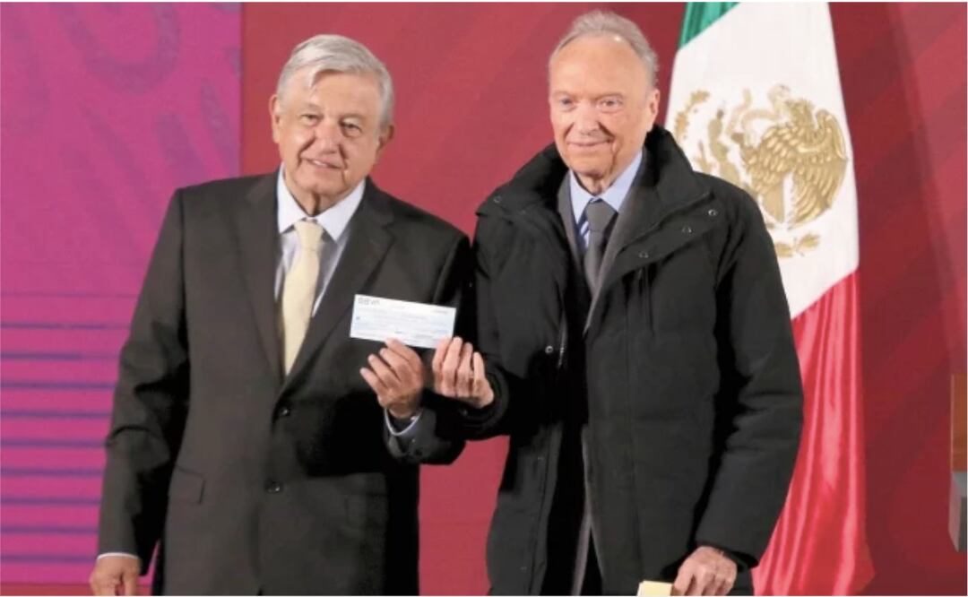 En Palacio Nacional, el titular de la FGR, Alejandro Gertz Manero, entregó ayer el cheque por 2 mil millones de pesos, recursos que serán destinados al Instituto para Devolver al Pueblo lo Robado. CARLOS MEJÍA. EL UNIVERSAL