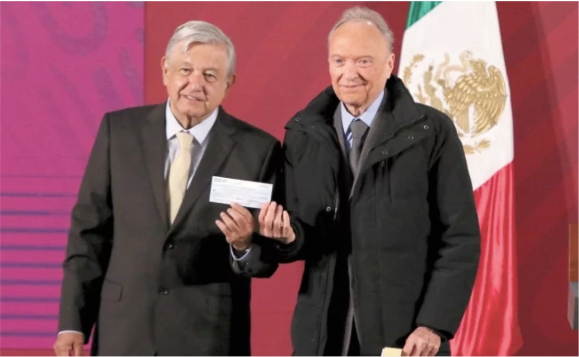 En Palacio Nacional, el titular de la FGR, Alejandro Gertz Manero, entregó ayer el cheque por 2 mil millones de pesos, recursos que serán destinados al Instituto para Devolver al Pueblo lo Robado. CARLOS MEJÍA. EL UNIVERSAL