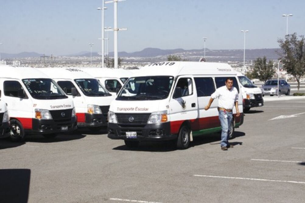 Padres aplican alcoholímetro a choferes