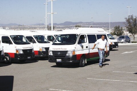Padres aplican alcoholímetro a choferes