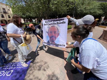 En Plaza de Armas, exhiben a deudores alimentarios de Querétaro