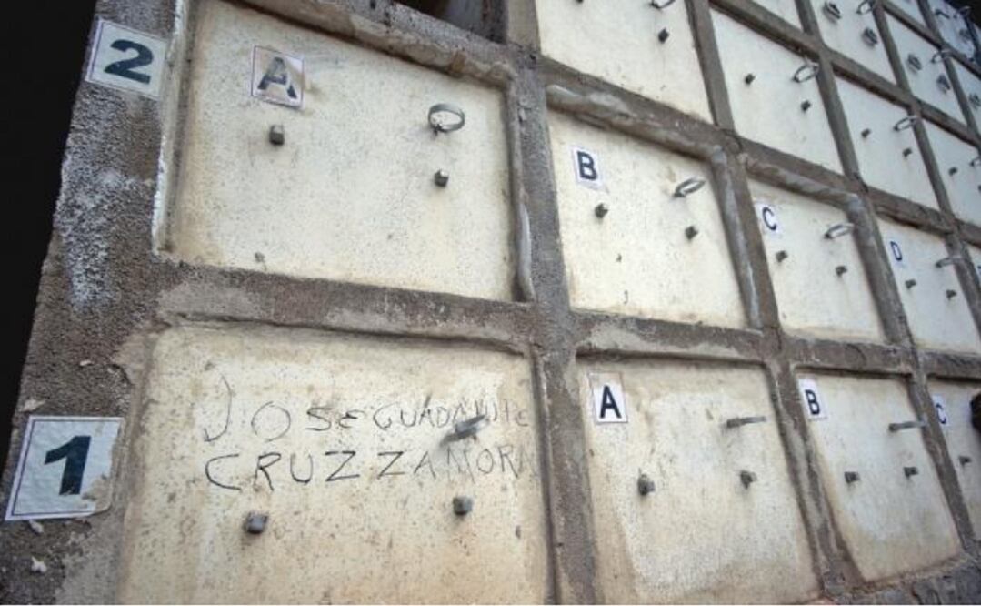 En una lápida del panteón Guadalajara apenas se puede apreciar el nombre de José Guadalupe Cruz Zamora, identificado por alguien que no es de su familia. Foto: CARLOS ZEPEDA. EL UNIVERSAL