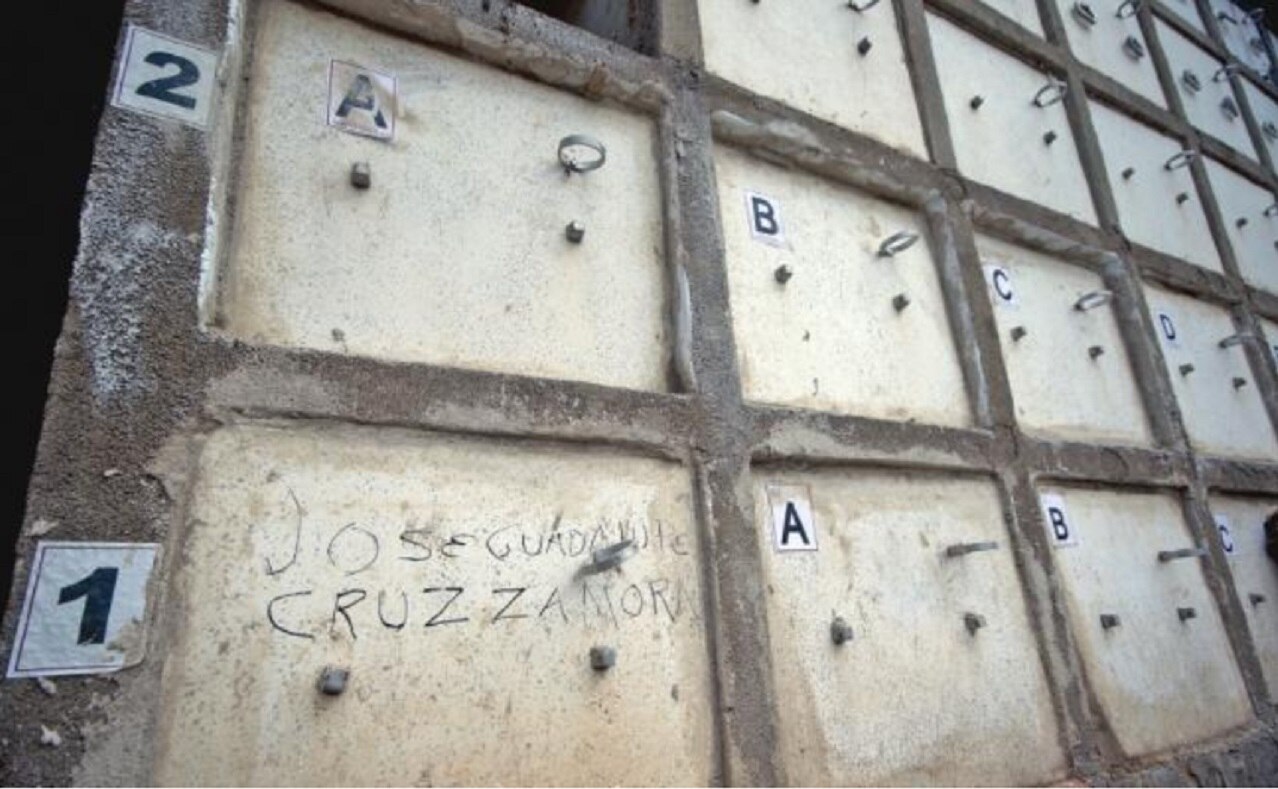 En una lápida del panteón Guadalajara apenas se puede apreciar el nombre de José Guadalupe Cruz Zamora, identificado por alguien que no es de su familia. Foto: CARLOS ZEPEDA. EL UNIVERSAL