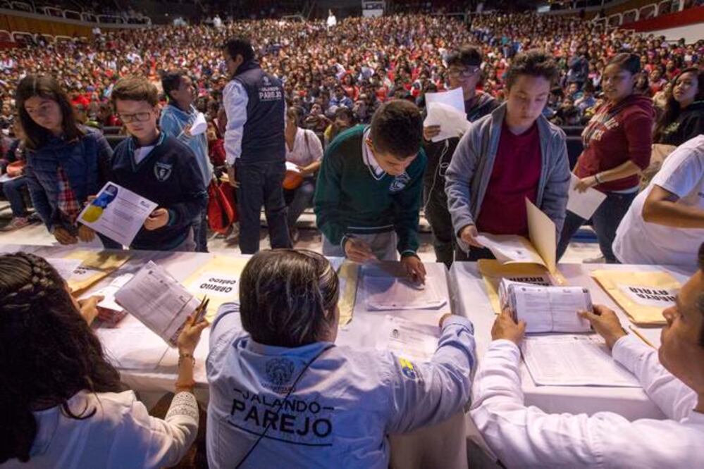 Estudiantes de escasos recursos obtienen becas municipales para poder solventar los gastos para sus estudios de nivel secundaria. (DEMIAN CHÁVEZ. EL UNIVERSAL)