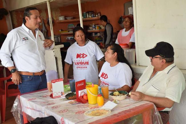 Ernesto Luque candiato Todos por México visitó el mercado 5 de mayo