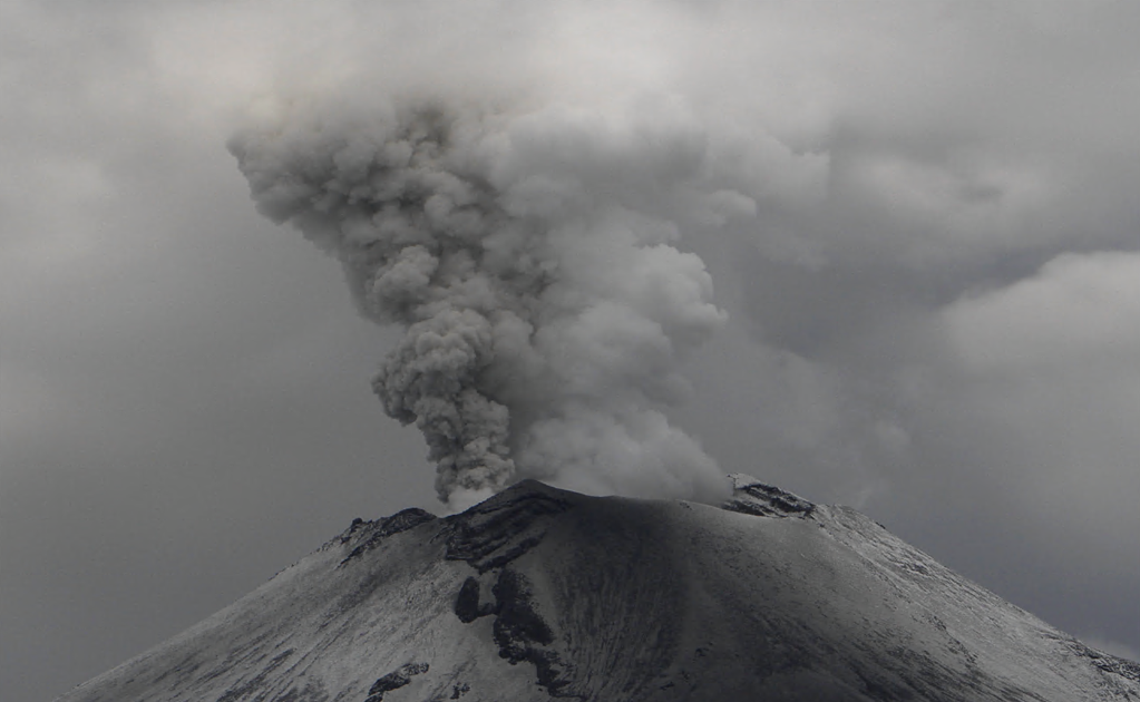 El Popo está enojado, dice hombre que “habla” con el volcán