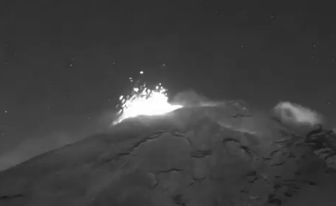 Registran explosión en el volcán Popocatépetl; genera columna de humo de 700 metros