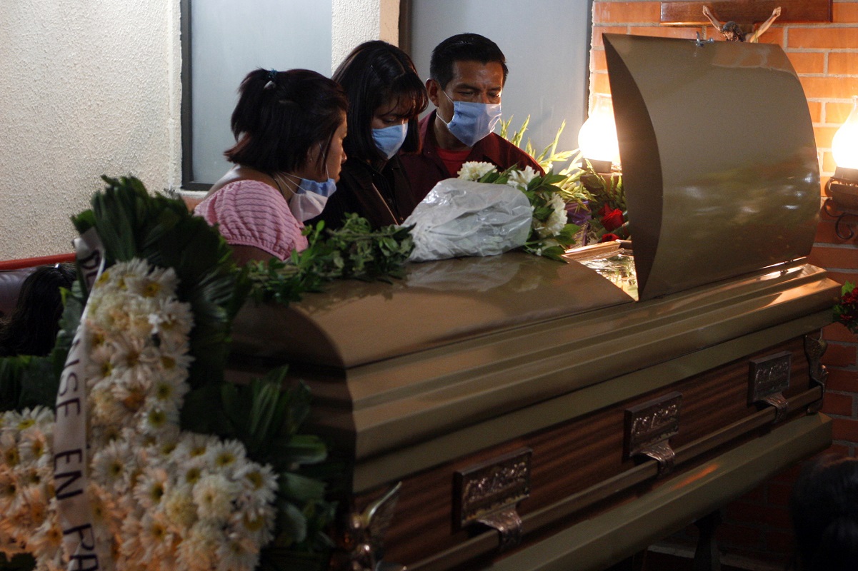 Familias de tianguistas cobran hasta 100 mil pesos por seguro de vida
