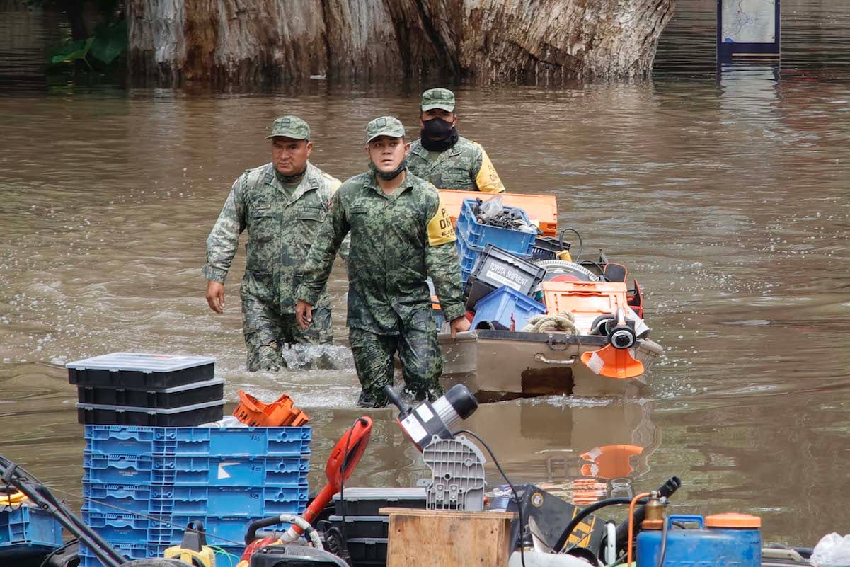 Ante inundación, hay cortes de luz en Tequisquiapan; evacuan a turistas, pobladores y lomitos