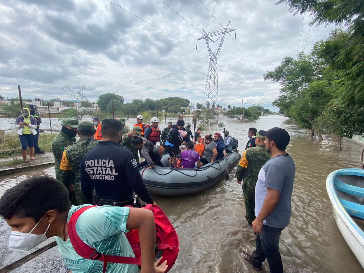 Ante inundación, evacuan cerca de 300 personas en San Juan del Río