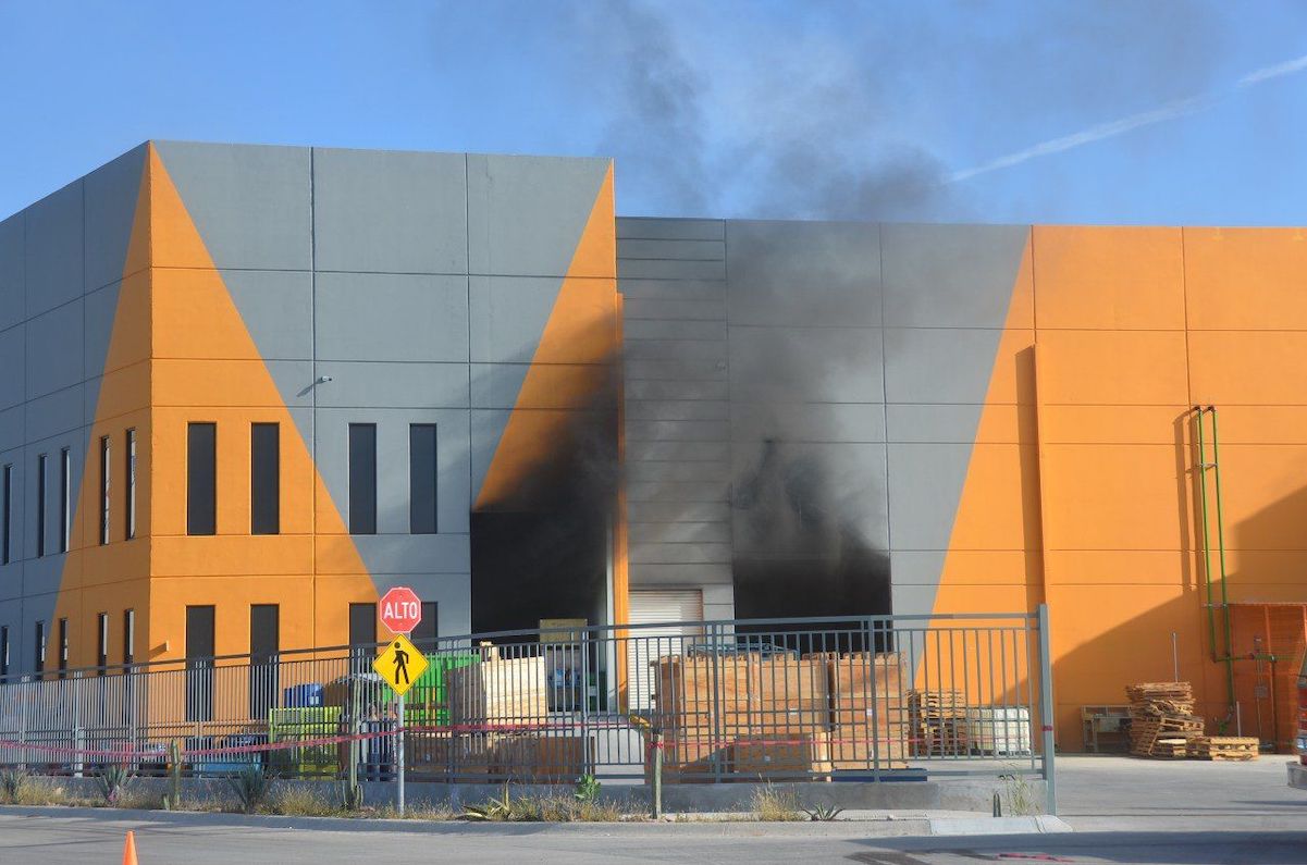 Corto circuito incendia fábrica en Colón; suspenden operaciones