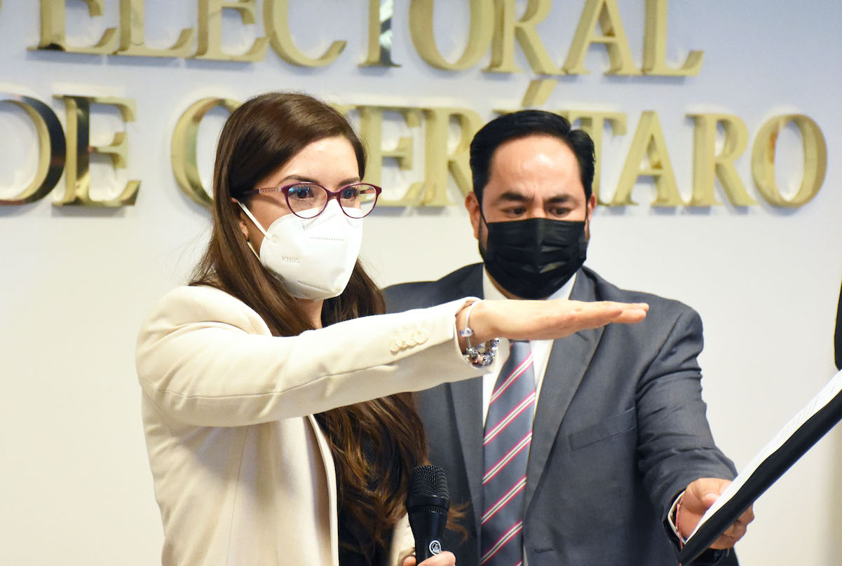 Entre tensiones, Teresita Sánchez toma protesta como presidenta del IEEQ