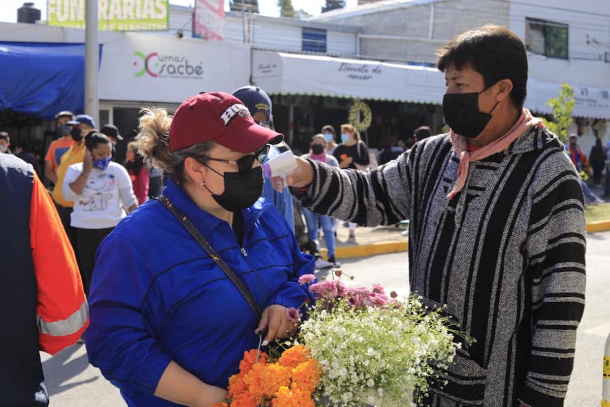 Más de 34 mil personas visitan los panteones en la capital de Querétaro