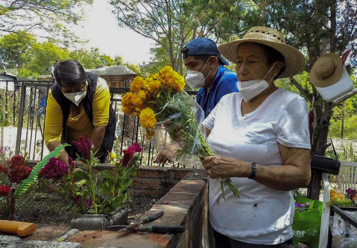 Día de Muertos. Llevan a los panteones flores, velas y cubrebocas para no olvidar a los difuntos en Querétaro