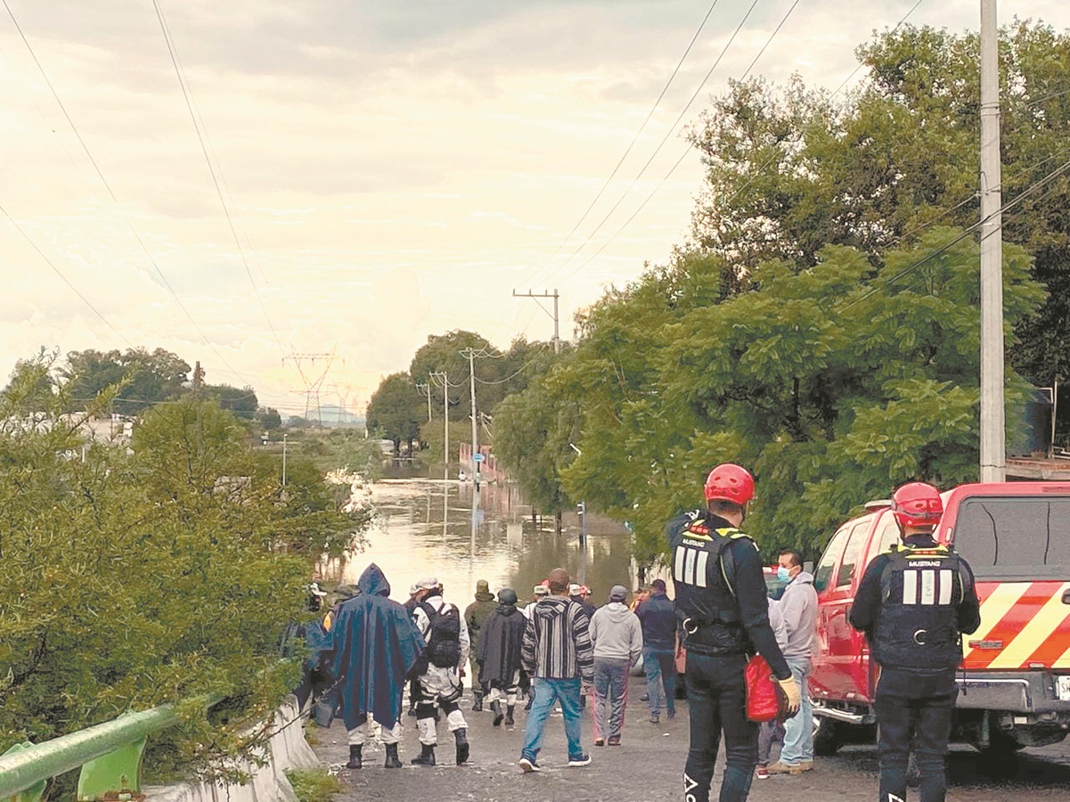 Entregan hasta 30 mil pesos a afectados por inundaciones en La Rueda