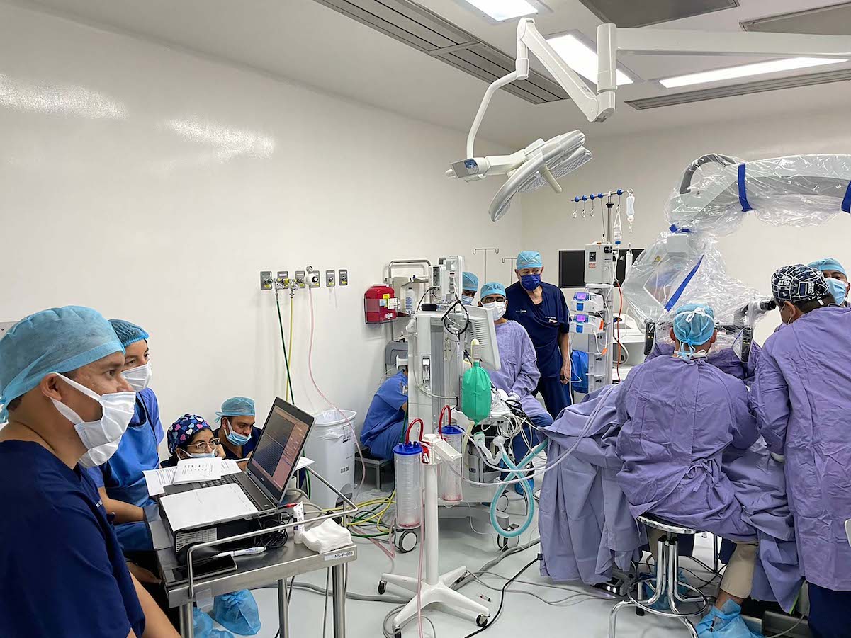 Médicos israelíes y queretanos avanzan en la neurocirugía para combatir la espasticidad