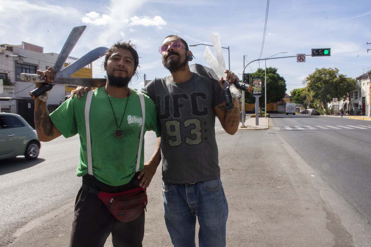 Se ganan la vida a machetazos en Querétaro
