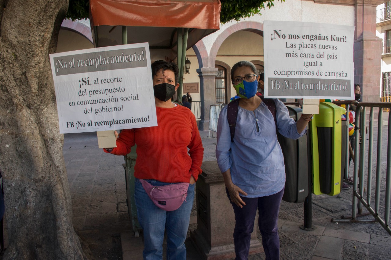 Protestan contra el reemplacamiento en Querétaro; se reunieron en Plaza de Armas