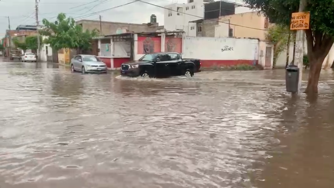 Video. Lluvia encharca la ciudad y tira un espectacular en Querétaro