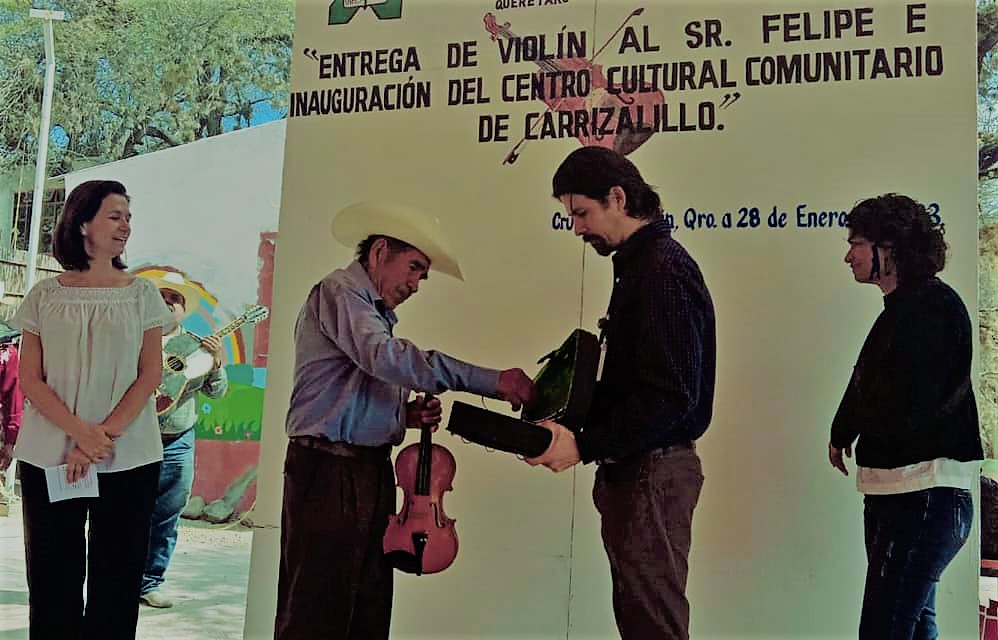 Video. Homenajean a Don Felipe; lleva más de 60 años tocando huapango en Querétaro