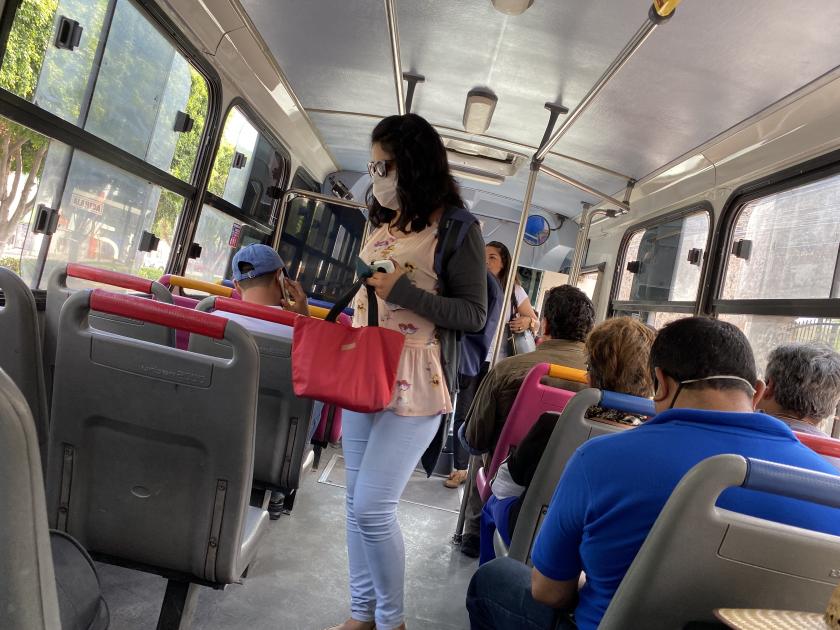 Usuarios de transporte público olvidan cubrebocas | Querétaro