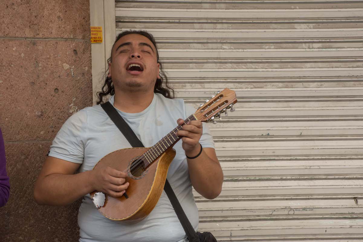 Daniel, el masoterapeuta que canta en las calles de Quer&eacute;taro para mantener a su familia  