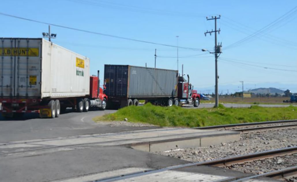 La Secretaría de Seguridad Pública estatal informó que la víspera, una camioneta asignada al Centro de Reinserción y Prevención Social de Colima fue impactada por el ferrocarril,