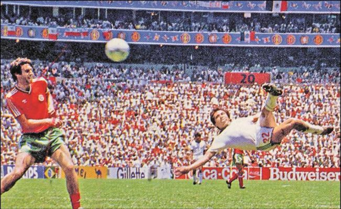 Manuel Negrete está en la final del mejor gol del Mundial