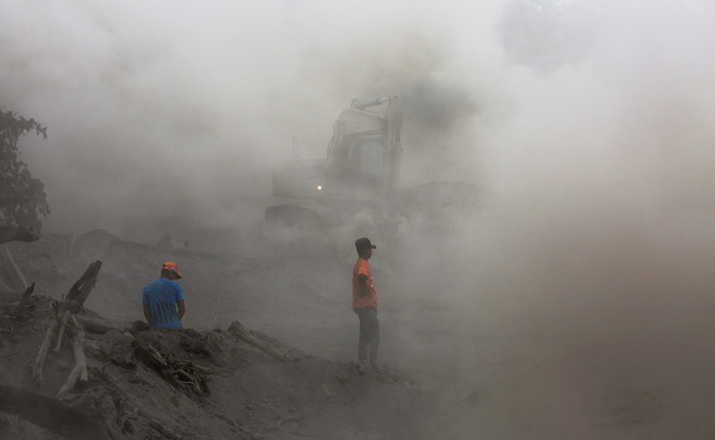 Agentes de la Policía Nacional Civil (PNC) localizaron el cadáver de una mujer en la denomina Ruta 14, la más afectada por la erupción del volcán de Fuego (Foto: Reuters)