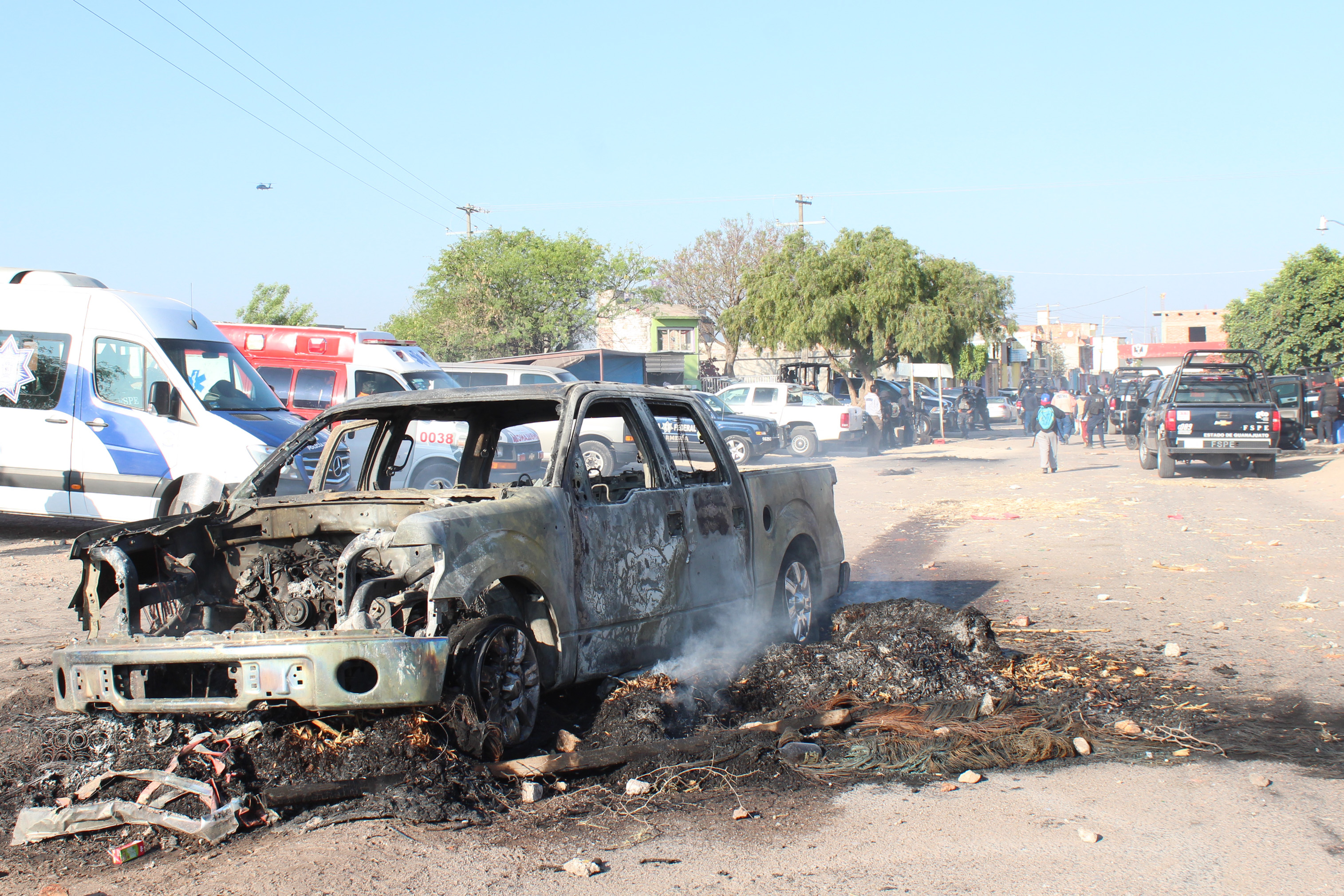 Por segundo día, reportan bloqueos con autos incendiados en Guanajuato