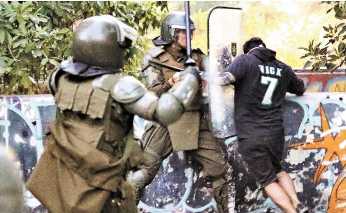 Chile vive violentas protestas: tanquetas aplastan a joven