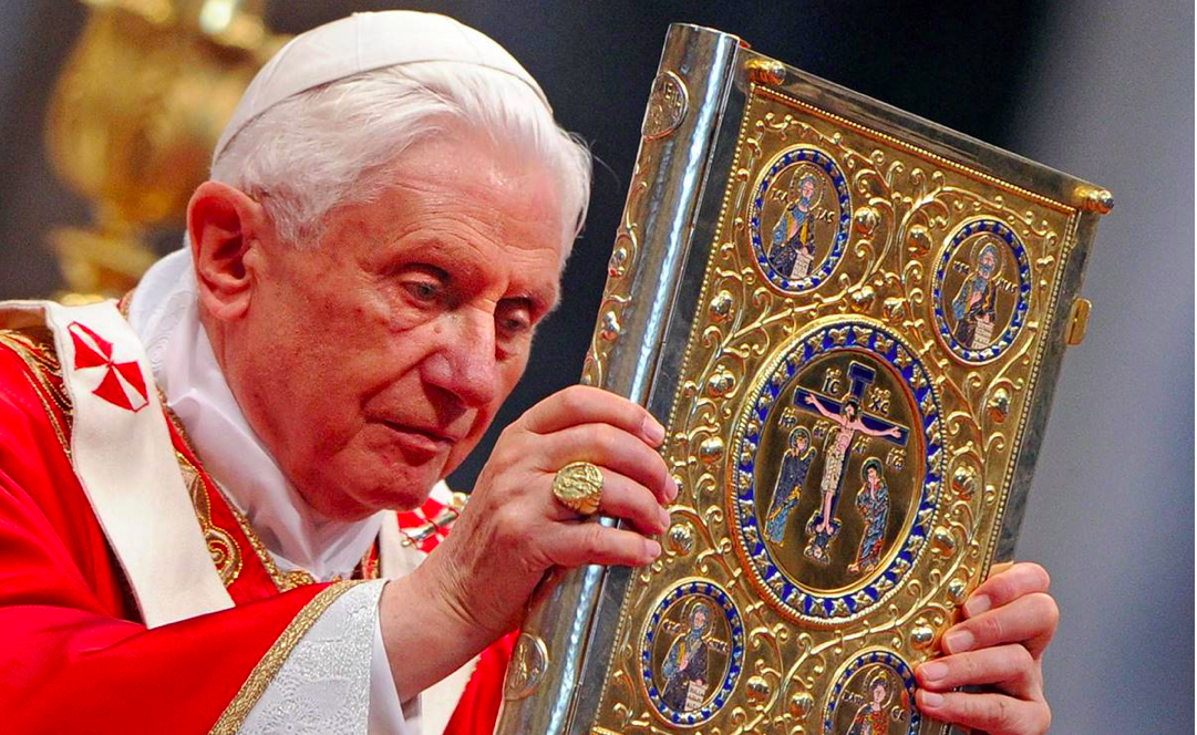 Benedicto XVI se recupera de infección en el rostro, informa su secretario