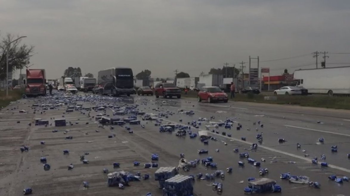 Esta tarde hubo acciones de rapiña de cerveza en la autopista México Querétaro