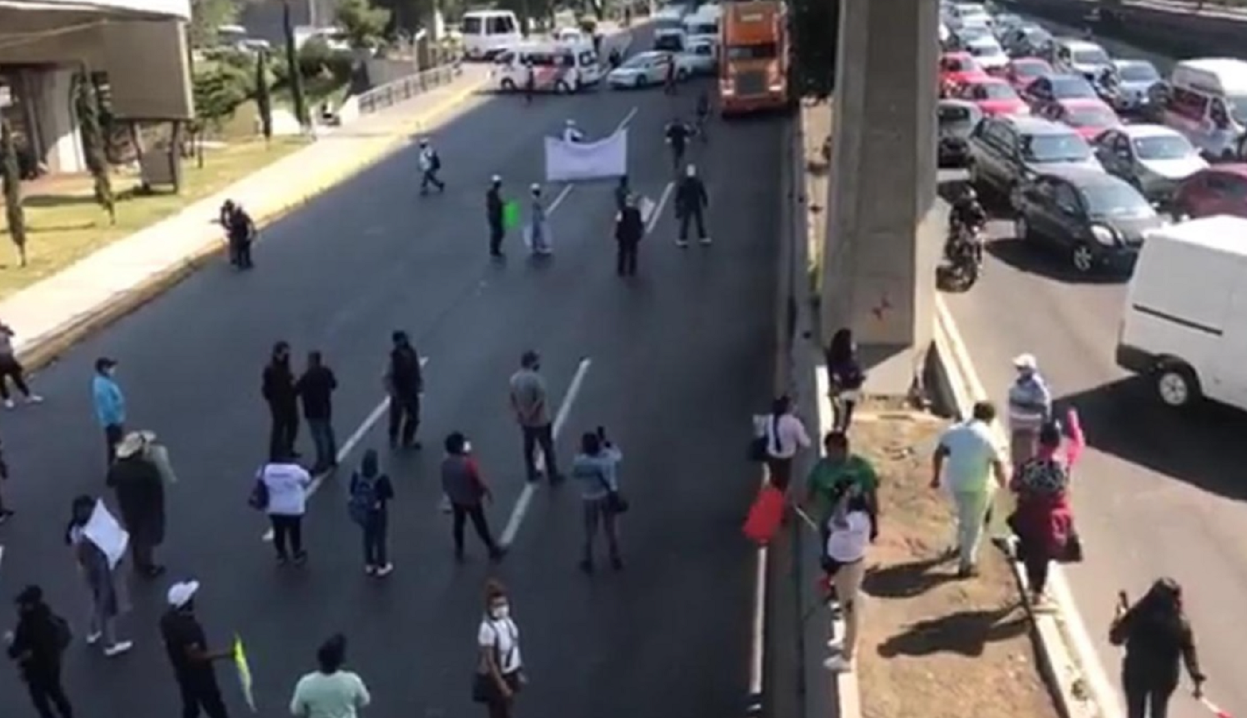 Bloquean comerciantes la autopista México-Querétaro; “¡queremos trabajar!”, gritan