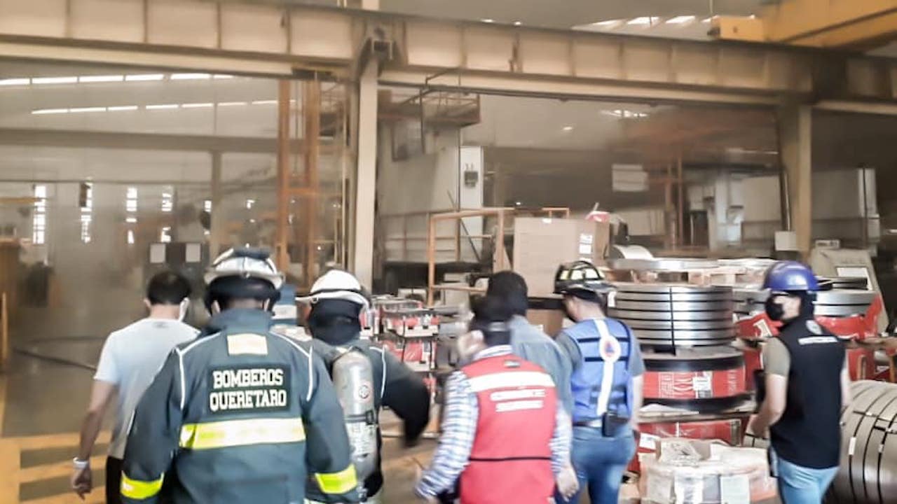 Desalojan a 130 personas por un incendio en parque industrial Benito Juárez