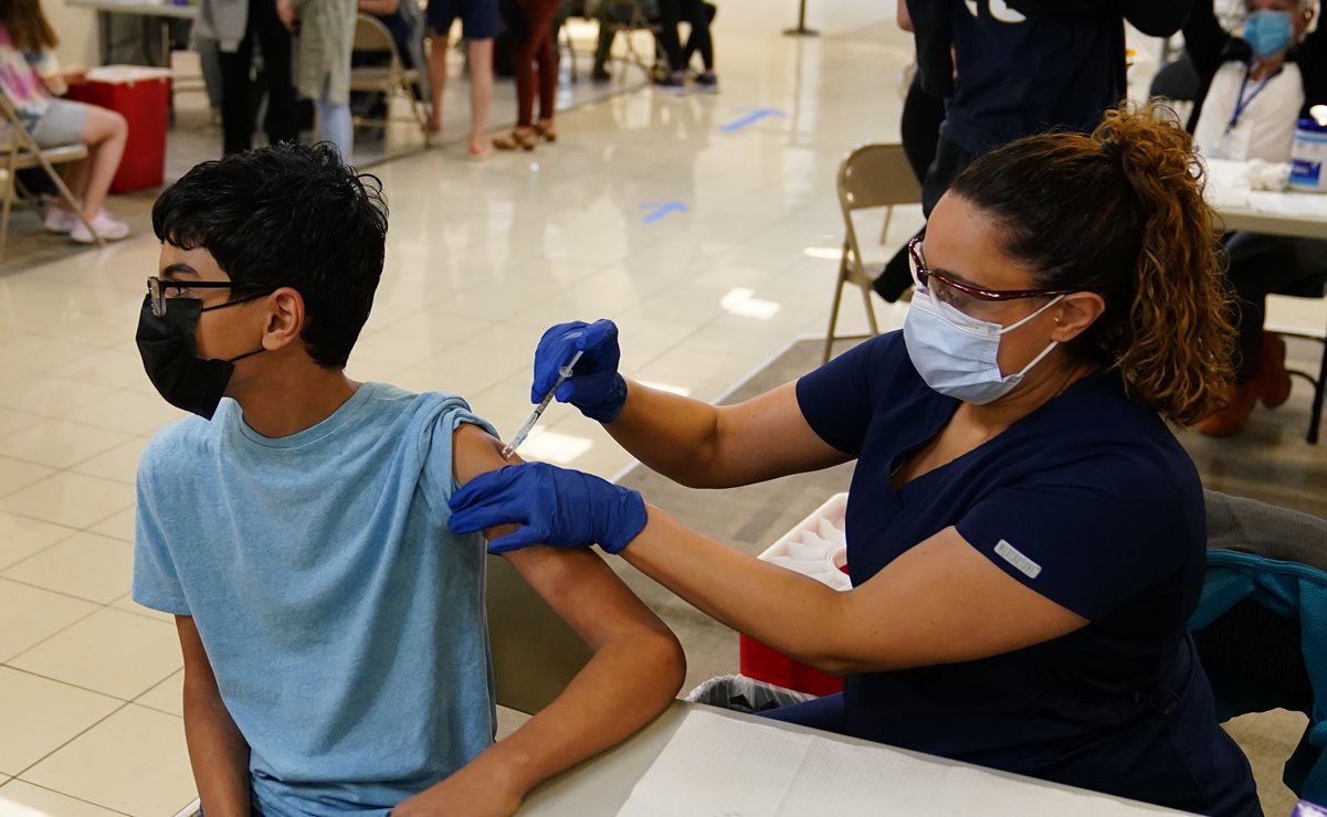 Cofepris autoriza aplicación de vacuna Pfizer a menores de 12 años en adelante