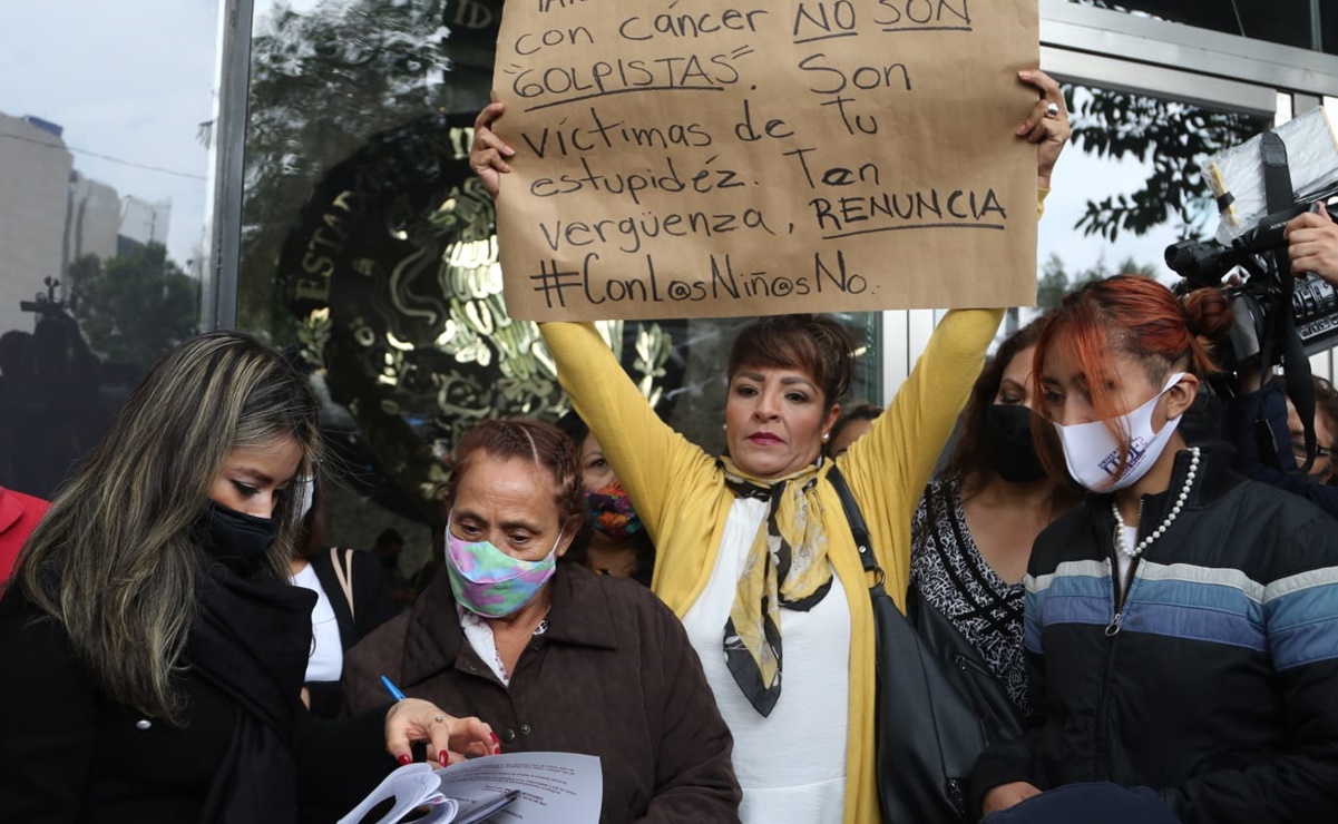 Papás de niños con cáncer presentan denuncia contra López-Gatell por genocidio