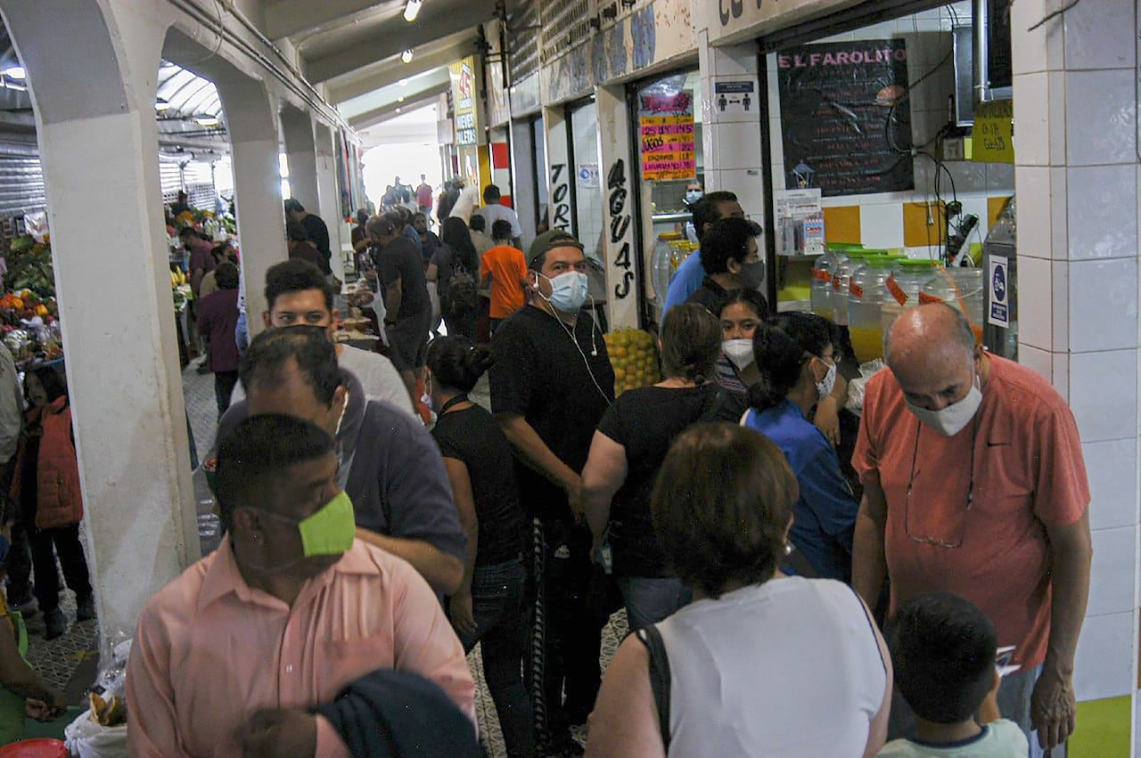 Sin temor al Covid-19: abarrotan mercado de La Cruz para "echar un taquito"