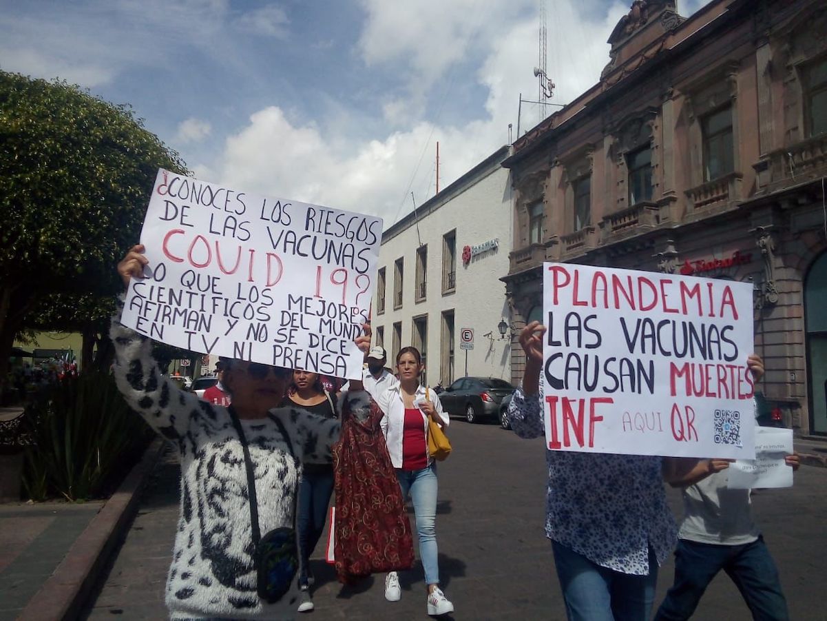 Protestan en Querétaro contra la aplicación de vacunas contra el Covid-19